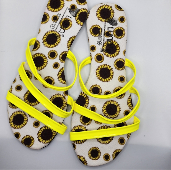 Shoes - Vibrant Size 6 Sandals with a Radiant Sunflower Design in Yellow